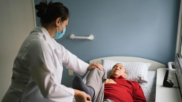 Evde Fizik Tedavi Neden Yapılır? Konforlu ve Güvenli Rehabilitasyon